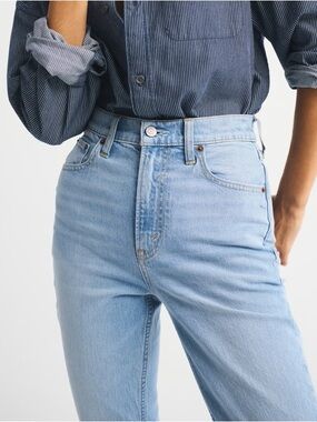 Abercrombie & Fitch ultra High-Rise ankle straight Light Wash Jeans *curve love*